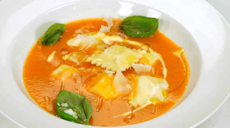 Ravioli – recept na ravioli plnené ricottou a bazalkou v paradajkovej polievke