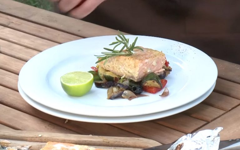 Grilovaný losos – recept na grilovaného lososa so zeleninou