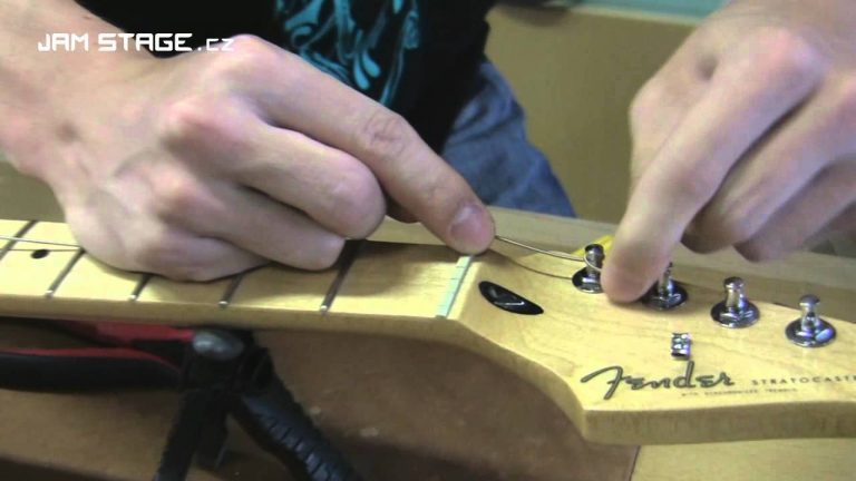 Jak vyměnit struny na elektrické kytaře.