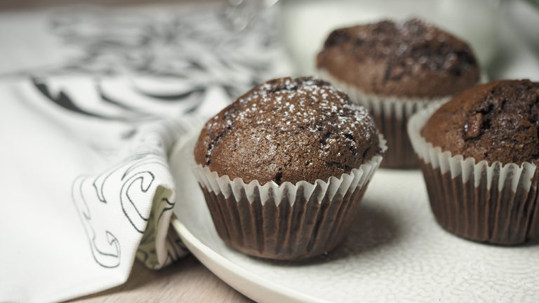 Čokoládový muffin (hrnčekový recept na nadýchaný a šťavnatý koláčik muffin)