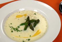 Špargľová polievka – recept na krémovú šparglovú polievku