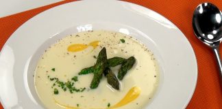 Špargľová polievka – recept na krémovú šparglovú polievku