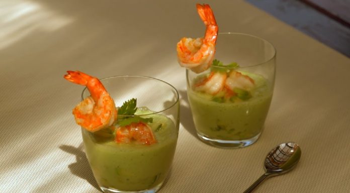 Avokádová polievka – recept na jogurtovú polievku s avokádom a krevetami