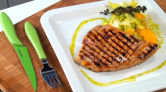 Grilovaný tuniak – recept na grilovaného tuniaka v pomarančovej marináde s listovým šalátom