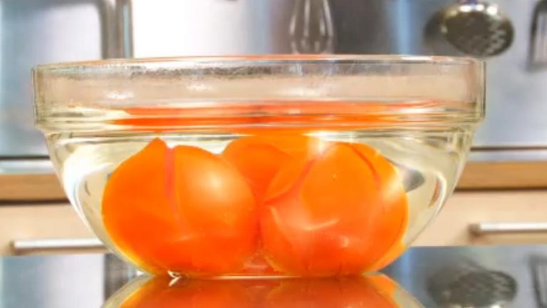 Lúpanie paradajok – ako ošúpať paradajky / rajčiny
