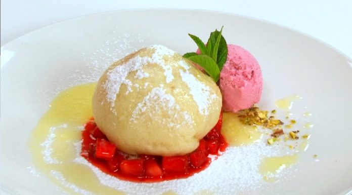 Ovocné knedle – recept na kysnuté ovocné knedle so zmrzlinou
