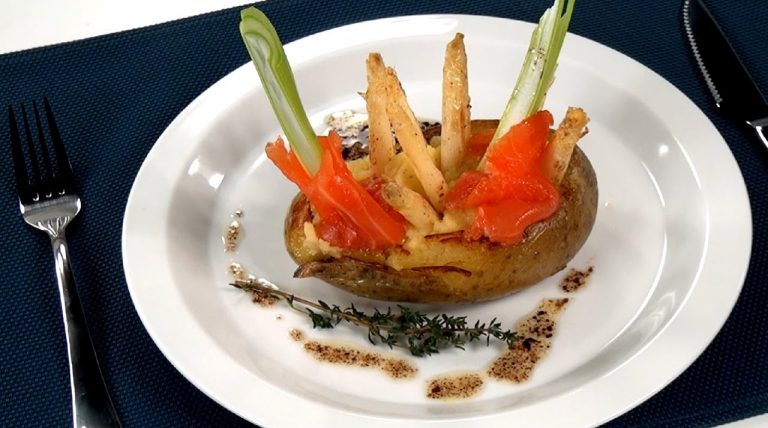 Plnený zemiak – recept na zemiak plnený špargľou a údeným lososom