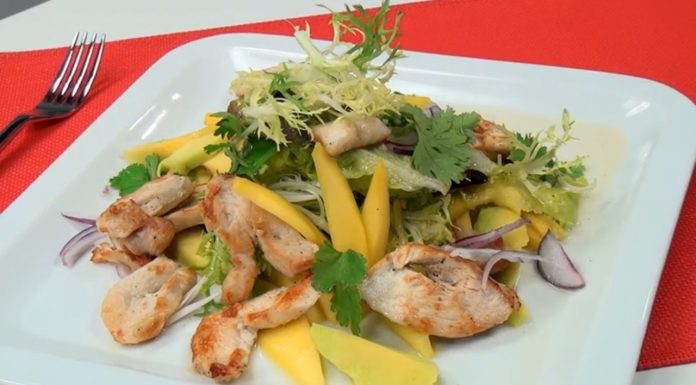 Kurací šalát – recept na kurací šalát s mangom a avokádom