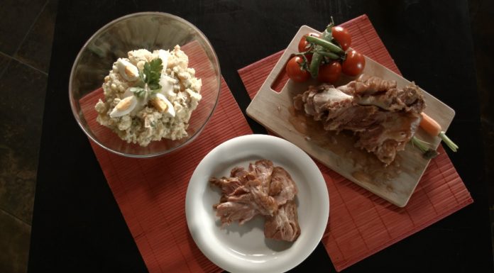 Veľkonočný zemiakový šalát – recept na tradičný zemiakový šalát s domácou majonézou a údeným kolenom