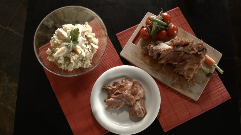 Veľkonočný zemiakový šalát – recept na tradičný zemiakový šalát s domácou majonézou a údeným kolenom