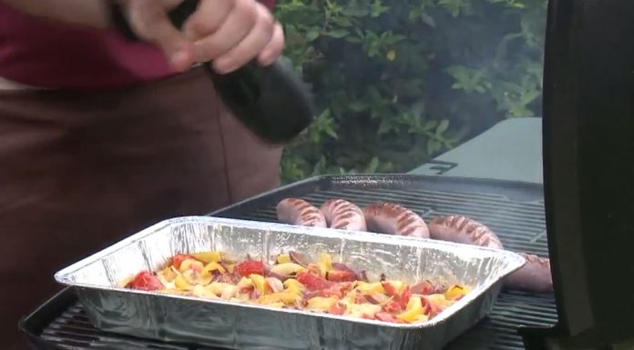 Klobása so zeleninou na pive – recept na grilovanú klobásu a zeleninu s pivnou glazúrou