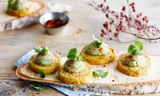 Alpro recept – Krekry s avokádovou pěnou