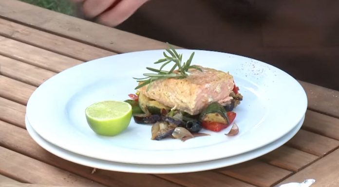 Grilovaný losos – recept na grilovaného lososa so zeleninou