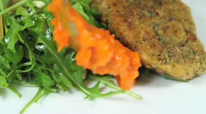 Bravčový rezeň – recept na bravčový pečený rezeň s bazalkou krustou a paradajkami