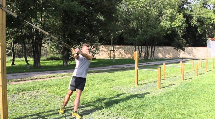 TRX rotácie ramien s napnutými pažami v bočnom postavení