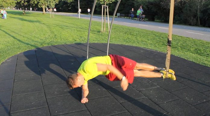 TRX vtáčení paže pod telo v podporu na predlaktiach na boku v závese