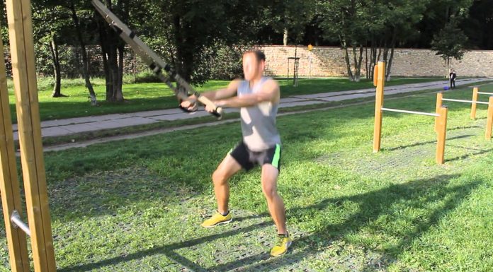 TRX poskoky do sumo drepu