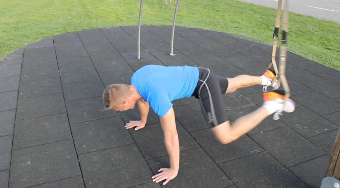TRX príťahy kolena k lakťu v závese