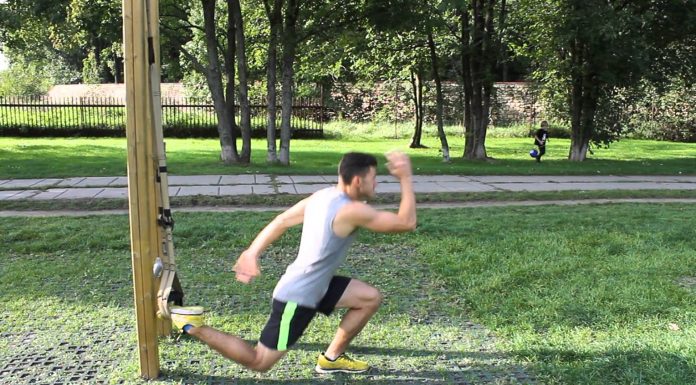 TRX drepy na jednej nohe s vysadením kolena vpred