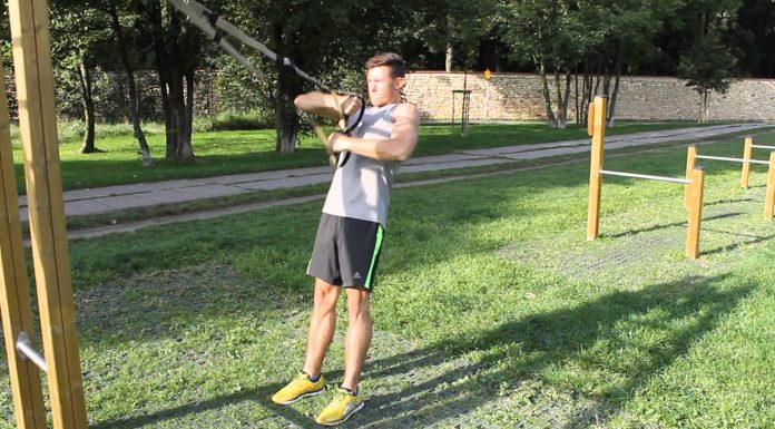 TRX príťahy k protiľahlým ramenám postojačky