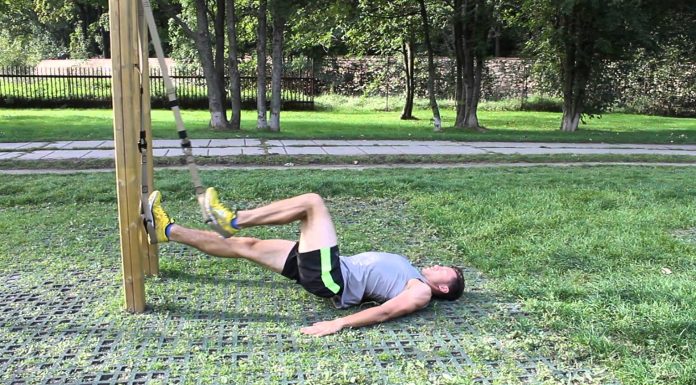 TRX striedavé príťahy kolien s vysadením panvy