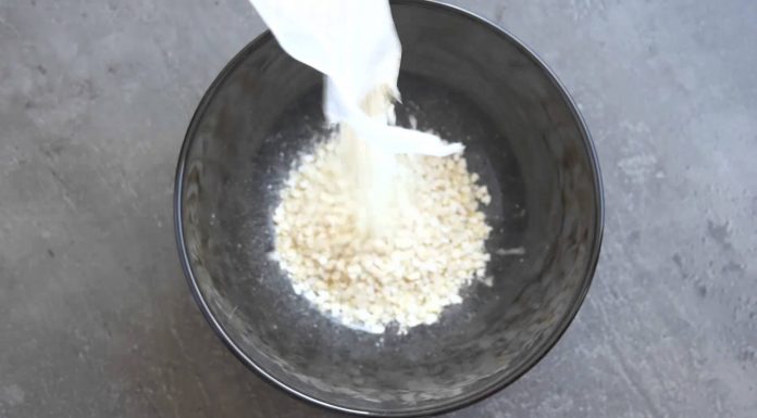 Nerecept – Proteínové quinoa vločky s goji a strúhaným kakaom