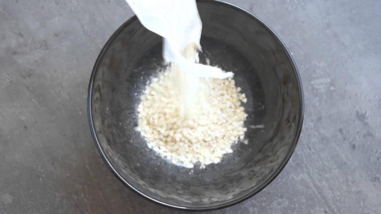 Nerecept – Proteínové quinoa vločky s goji a strúhaným kakaom