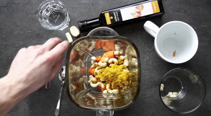 Recept – Raw mrkvová karí polievka