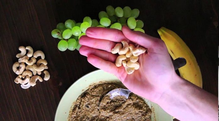 Rýchle raňajky – Iswari zmes, banán, hrozno, kešu, kokosová voda