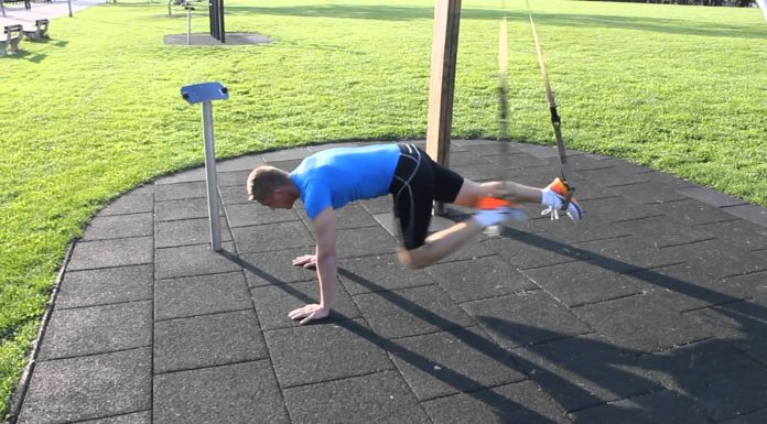 TRX striedavé príťahy kolien k hrudníku v závese