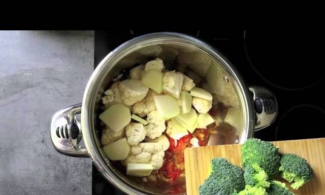 Recept – Zeleninová polievka s kokosovým mliekom a moringou
