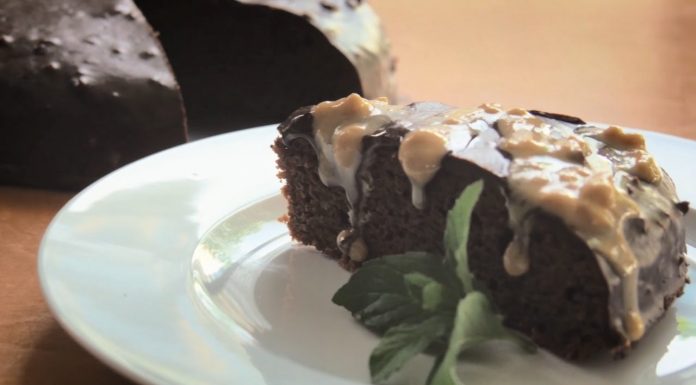 Recept – Kakaovo-kokosový koláč s krémom z arašidového masla