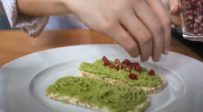 Recept – Jednoduchá avokádová nátierka s granátovým jablkom