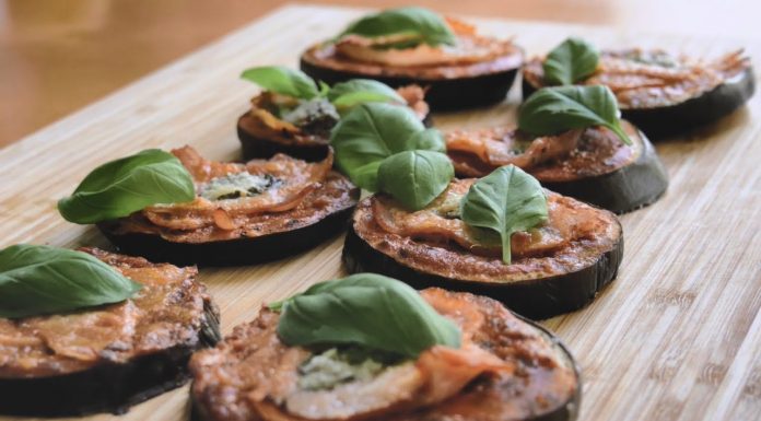 Recept – Baklažánové mini-pizze so šunkou a parmezánom