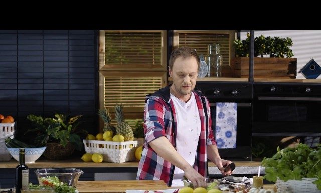 Grécky šalát so špargľou a syrom halloumi – Marcel Ihnačák – recepty kuchynalidla.sk