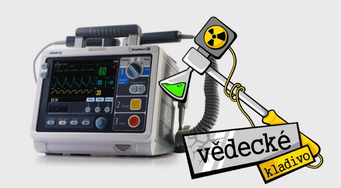 Čo robí defibrilátor?