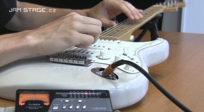 Jak vyladit oktávy na elektrické kytaře.