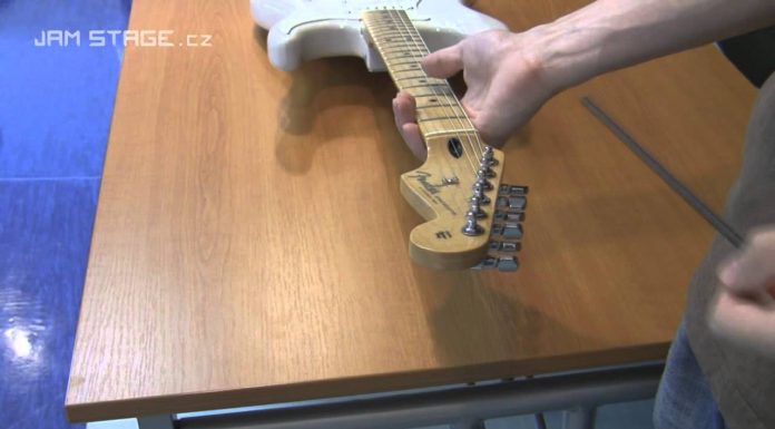 Jak seřídit dohmat u elektrické kytary.