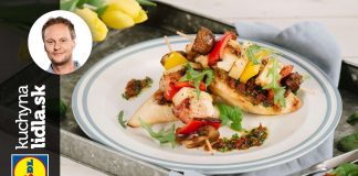 Špízy s halloumi, zeleninou a bruschettou