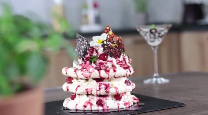 Pavlova torta s kokosom, mascarpone a višňami