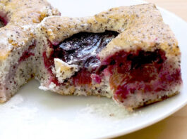 Rýchly šťavnatý koláč s makom a slivkami – Hrnčekový recept bez stresu